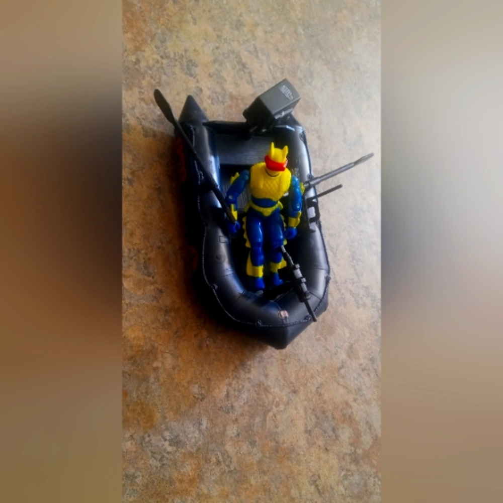 Gi joe cobra boat with cobra eel with Black Boat and Oars radio weapon 1985